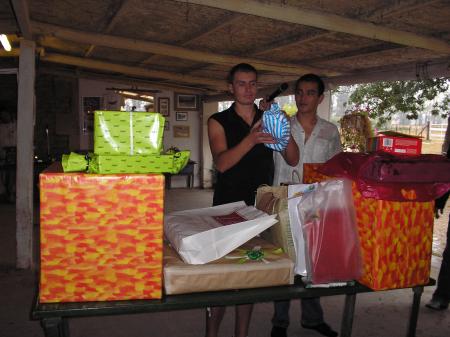 Vas y kalagan, aide moi &agrave; ouvrir mes cadeaux!